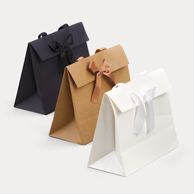 Papieren cadeautasjes met strik